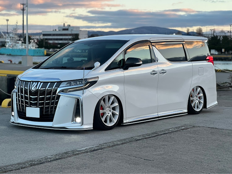 アルファードの30アルファード後期・エアフォース・ロリンザー RS8・ブレンボ・エアサスはモテるらしいに関するカスタム事例の投稿画像1枚目