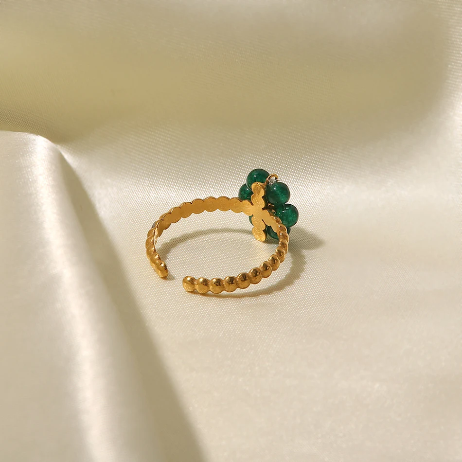 Anillo de acero titanio versátil para la feminidad Elegancia duradera y diseño adaptable, perfecto para cualquier ocasión.