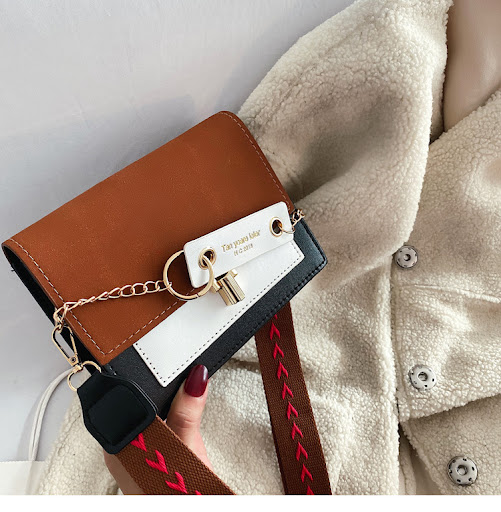 Title 18, Bolso de hombro casual con cadena texturizada. ...