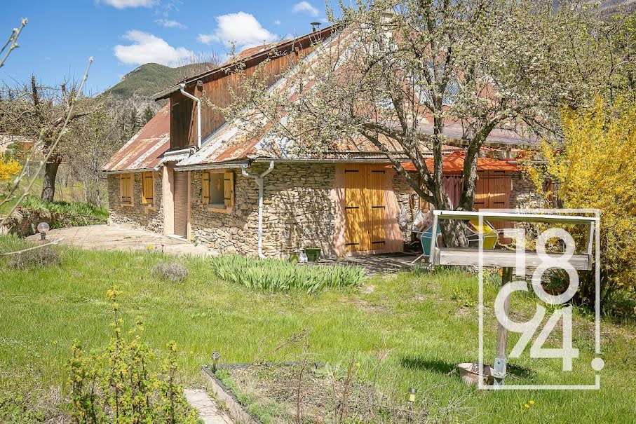 Vente ferme 6 pièces 176 m² à Les Thuiles (04400), 499 000 €