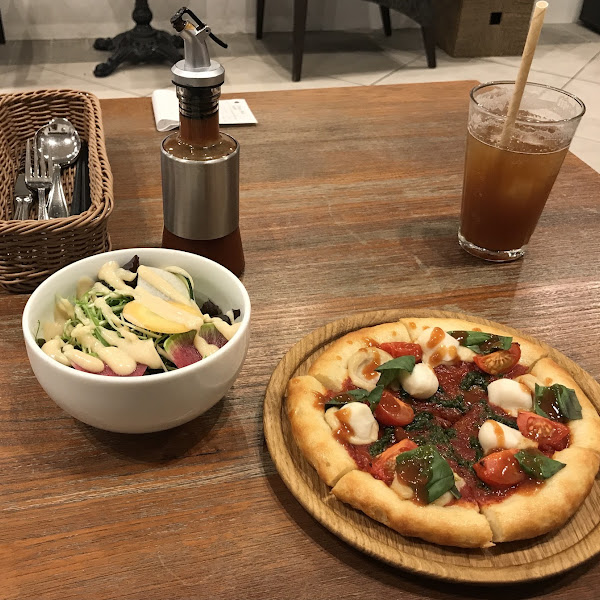 The GF tomato pizza with the spicy yuzu sauce was soooo good