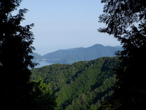 右に梅丈岳、手前は歩いてきた尾根