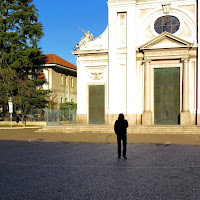 uomo solotario con cappuccio di 