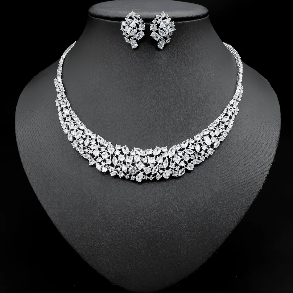 Set di collana e orecchini in zircone semplice, elegante e brillante. Un tocco di grazia e luce per esaltare la tua bellezza naturale in ogni occasione.