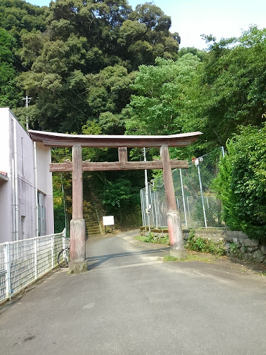 保育所と小学校の狭間の鳥居