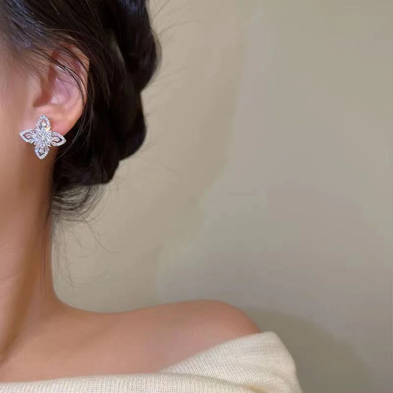 Boucles d'oreilles fleurs diamants complets en zircon micro-incrusté, design féminin de niche, pour une élégance scintillante.