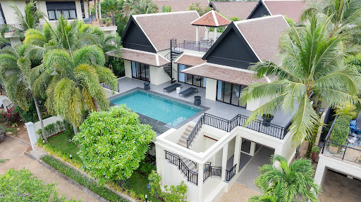 Luxury villa for sale in Choeng Thale (Thailand) - Modern villa with pool and tropical garden