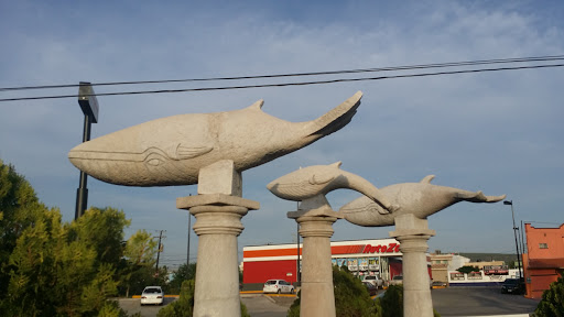 Tres Estatuas De Ballenas