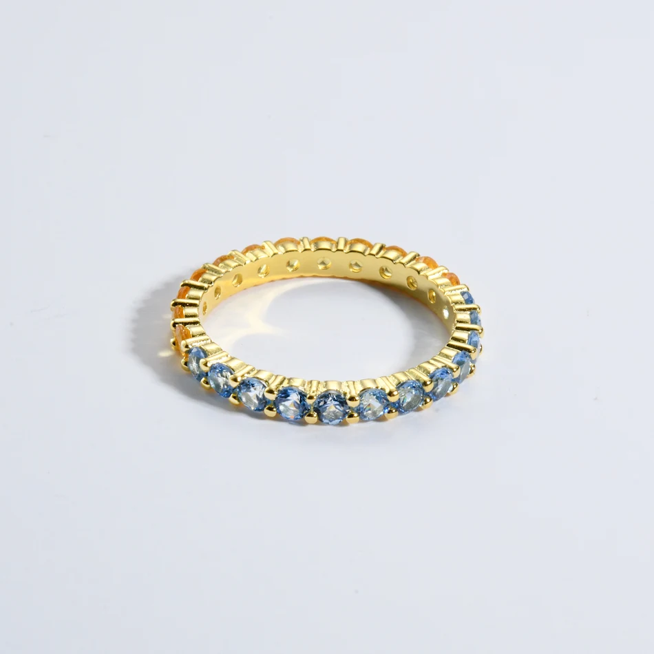 Bague Élégante Ronde Diamant Coloré Simple. Parfait pour une touche de couleur et de brillance discrète et sophistiquée au quotidien.