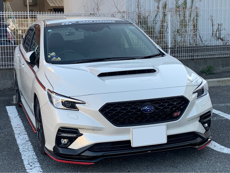 レヴォーグの24回目洗車完了❗️❗️✨🚗✨🛞✨🧣・カーボンラインテープTune❗️🤩👍・誰とも被らん仕様❗️❗️🤭🤭🤭・いつもいいね👍&コメントありがとうございます🙇🏻‍♂️✨に関するカスタム事例の投稿画像1枚目