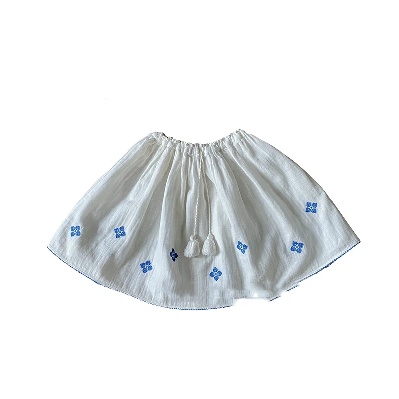 Barboteuse en coton brodé avec bretelles pour bébé Confort respirant et design adorable pour protéger les vêtements avec style et douceur.
