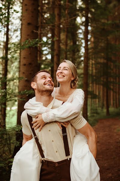 Fotógrafo de casamento Gréta Zubová (laskyplne). Foto de 25 de fevereiro 2023