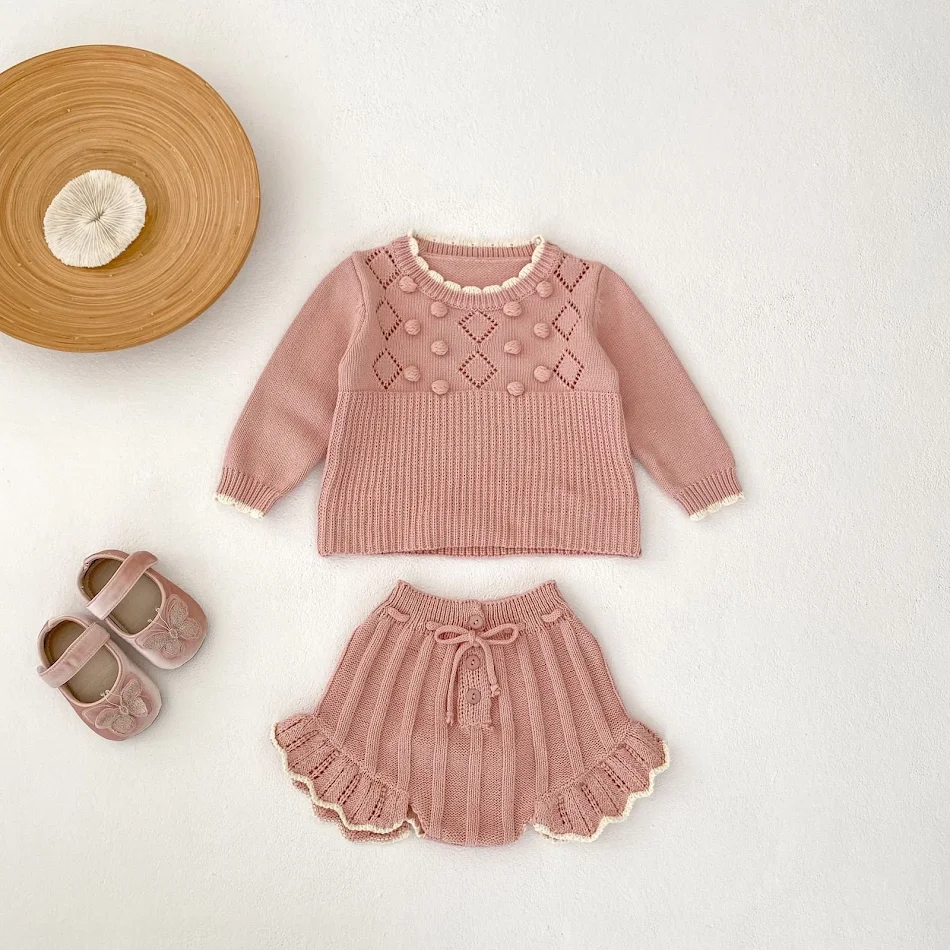 Herfst-Winter Baby Meisjes Set 0-3 jaar, Handgemaakte Gebreide Trui met Schulpboord en Ball Top Shorts, Comfortabel en Schattig.