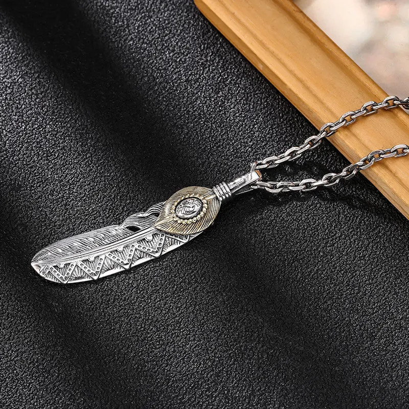 Koreaanse chique en unieke verenketting. Een stijlvolle accessoire die je look verrijkt met een onderscheidende en moderne touch, perfect voor elke gelegenheid.