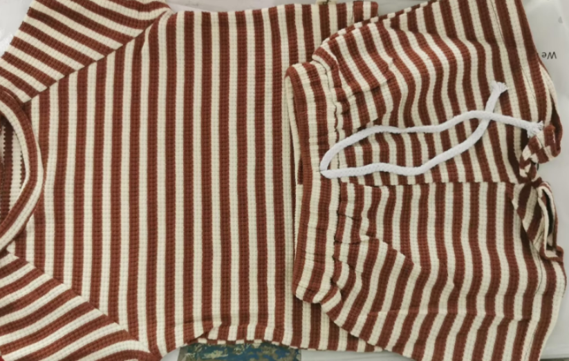 T-shirt enfant à manches courtes et rayures gaufrées Confort et légèreté pour les enfants, idéale pour l'été, respirante et parfaite pour jouer avec style et aisance.