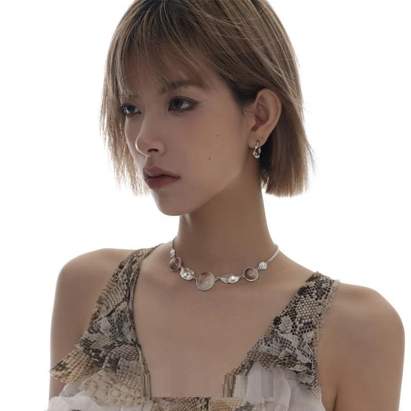 Midden-Oude Olieverfschilderij Meisje Vintage Knop Ketting. Een uniek accessoire met een vleugje nostalgie. Verfraai je look met deze tijdloze ketting.