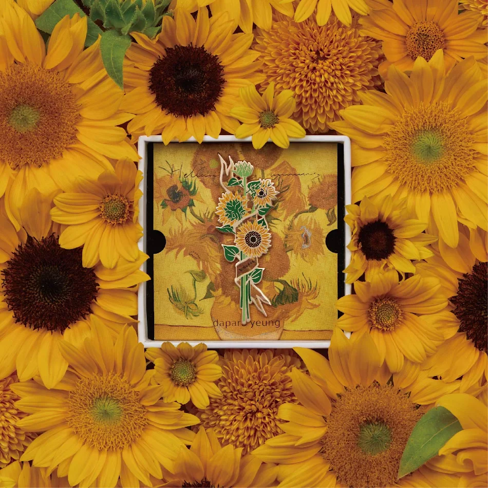 Broche tournesol Daparo Van Gogh, bijou original de créateur. Cadeau pour couples et la Fête de la Reine. Pin's, badge, bijou unique.