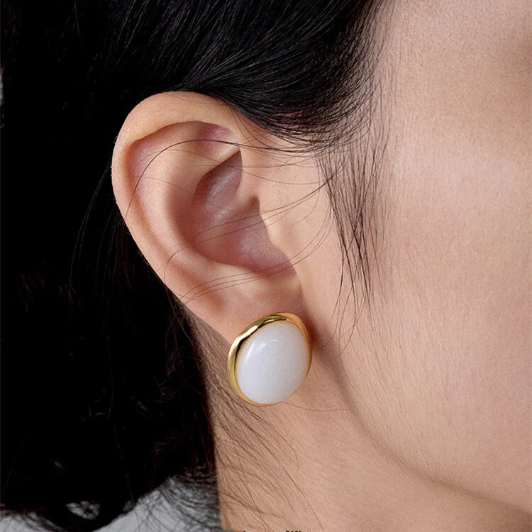 Boucles d'oreilles en jade blanc et oeil de tigre, design spécial mode chinoise, pour un style unique et sophistiqué.