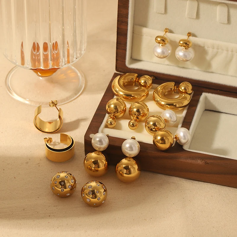 Boucles d'oreilles perles rondes, acier inoxydable en forme de C, tendance et polyvalentes, idéales pour toutes les occasions, rehaussez votre look.