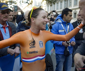 Wereldkampioene tijdrijden voor het eerst sinds kniebreuk op WK op de koersfiets