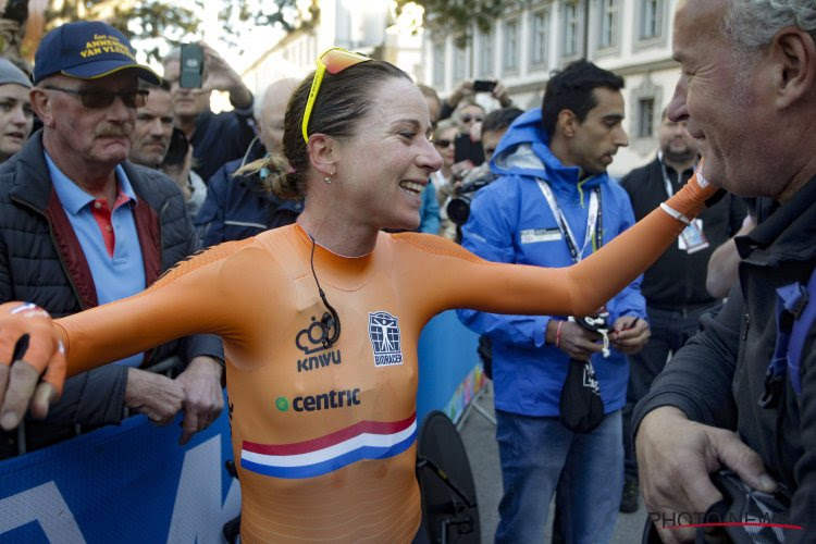 Wereldkampioene tijdrijden voor het eerst sinds kniebreuk op WK op de koersfiets