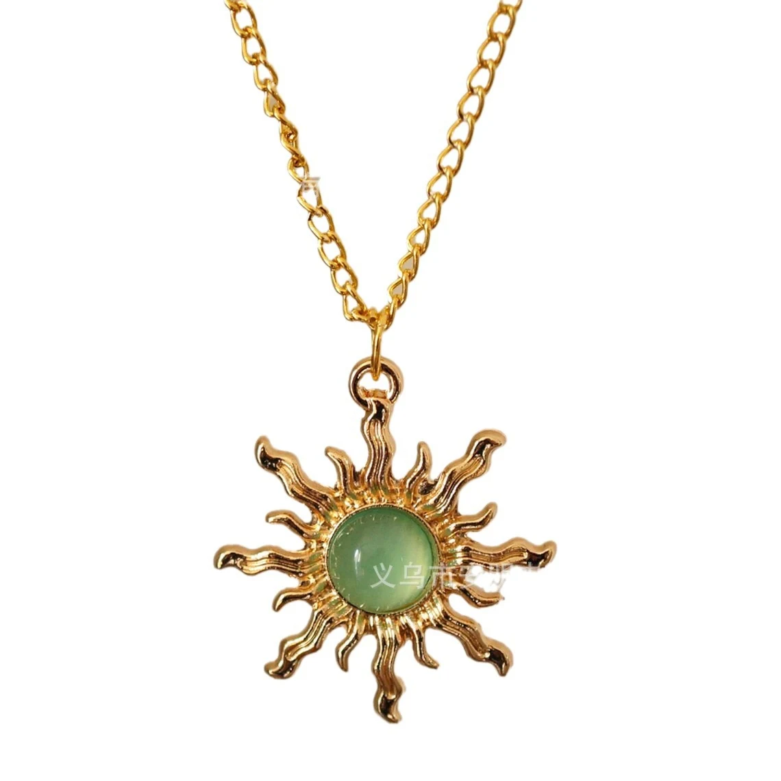 Title 5, Gotische zonneketting in koud goud en lichtgroe...