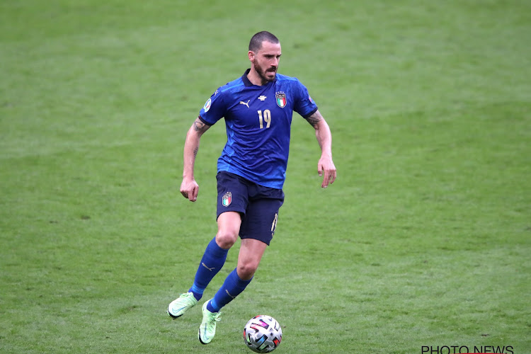 Dan haal je eens de finale van het EK: steward denkt dat vierende Bonucci een fan is en wil hem naar de tribune sturen