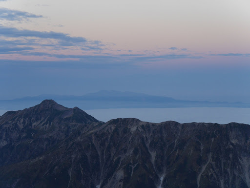 奥に白山