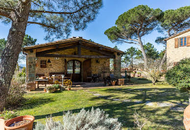 Corps de ferme avec jardin et piscine 4