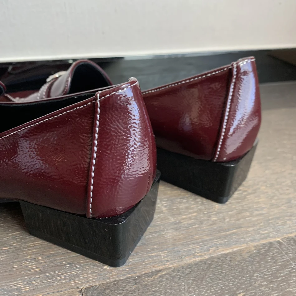 Chaussures en cuir verni à talon épais et fond souple, bout pointu, bouche peu profonde, assorties avec tout