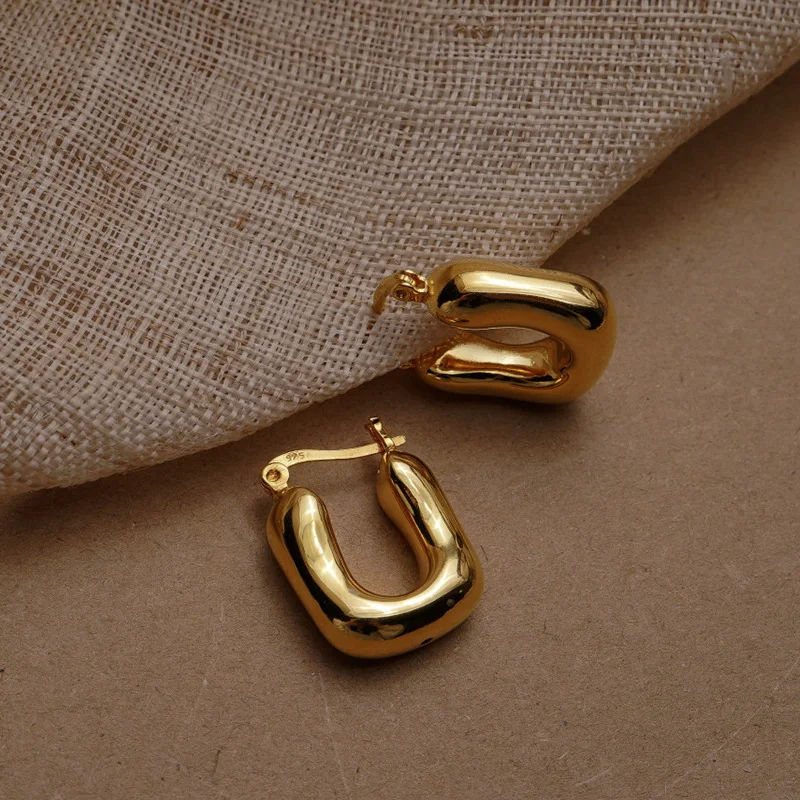 Normcore fashion oorbellen voor dames. Veelzijdige en elegante accessoires die perfect zijn voor je dagelijkse look. Geniet van simpele en verfijnde mode.