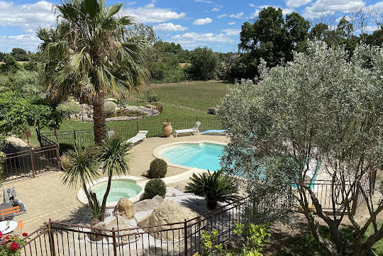 Propriété avec piscine et jardin