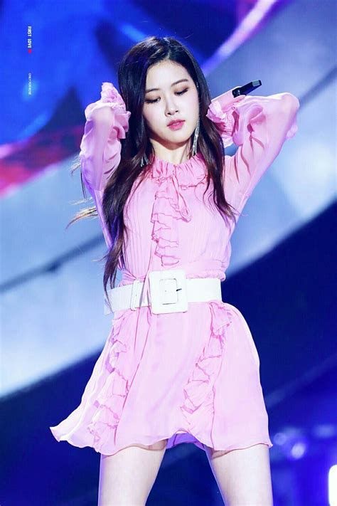 36 Times BLACKPINK's Rosé Wore The PRETTIEST Dresses - Koreaboo