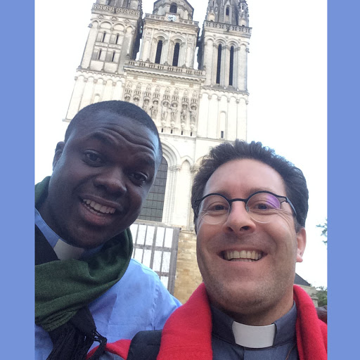 Père Matthieu et Père Marcel participent au cross du courrier de l'Ouest pour soutenir la construction du 4ème foyer de L'Arche en Anjou !