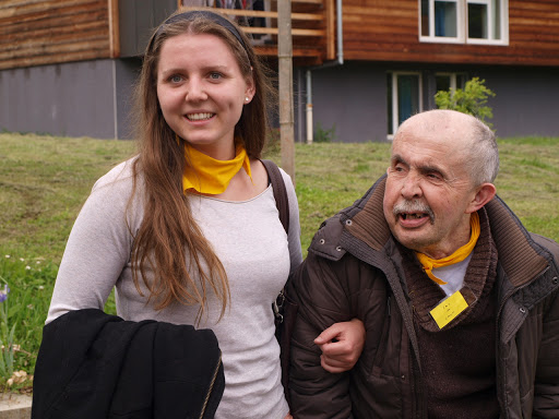 Une assistante et une personne avec un handicap mental de L'Arche à Dijon