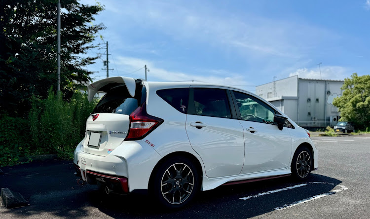 ノートの海と愛車・お盆休み・日陰で涼む愛車・写真の角度に関するカスタム事例の投稿画像1枚目