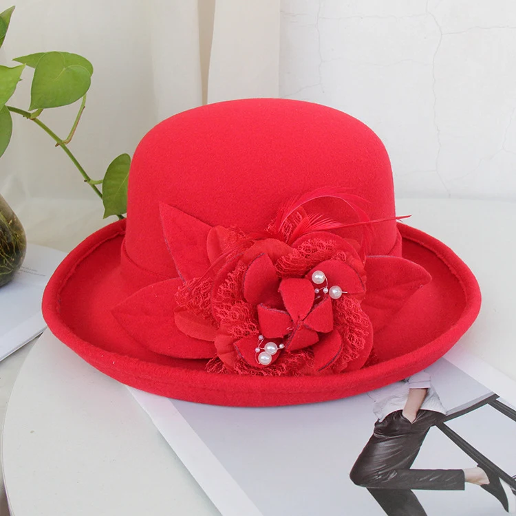 Chapeau en feutre de laine à fleurs en plumes tridimensionnelles
