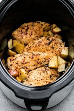 SLOW COOKER ITALIAN CHICKEN & POTATOES was pinched from <a href="http://topslowcookers.com/2017/02/17/slow-cooker-italian-chicken-potatoes/" target="_blank">topslowcookers.com.</a>