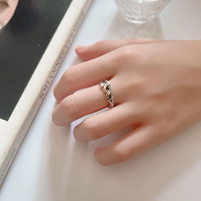 Stijlvolle Retro Minimalistische Persoonlijkheid Twisted Draadwikkeling Ring, een uniek sieraad dat je look compleet maakt.