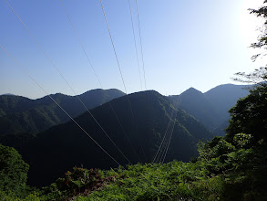 左にダイラの頭、右に三国岳（三角は815mピーク)