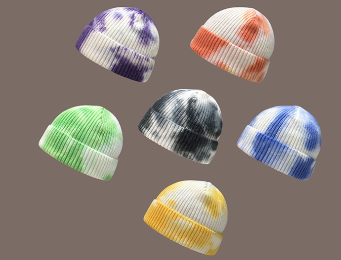 Hong Kong Street Style Wollmütze im Tie Dye Design. Warme Wintermütze für trendige Streetwear-Looks. Bequem, stylisch und ein Hingucker.