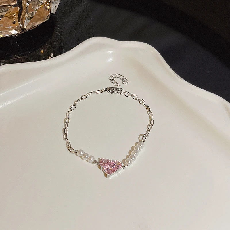 Veelzijdige zirkonen bloemen parel armband. Een elegante accessoire voor elke gelegenheid. Verfraai je outfit met subtiele glans.