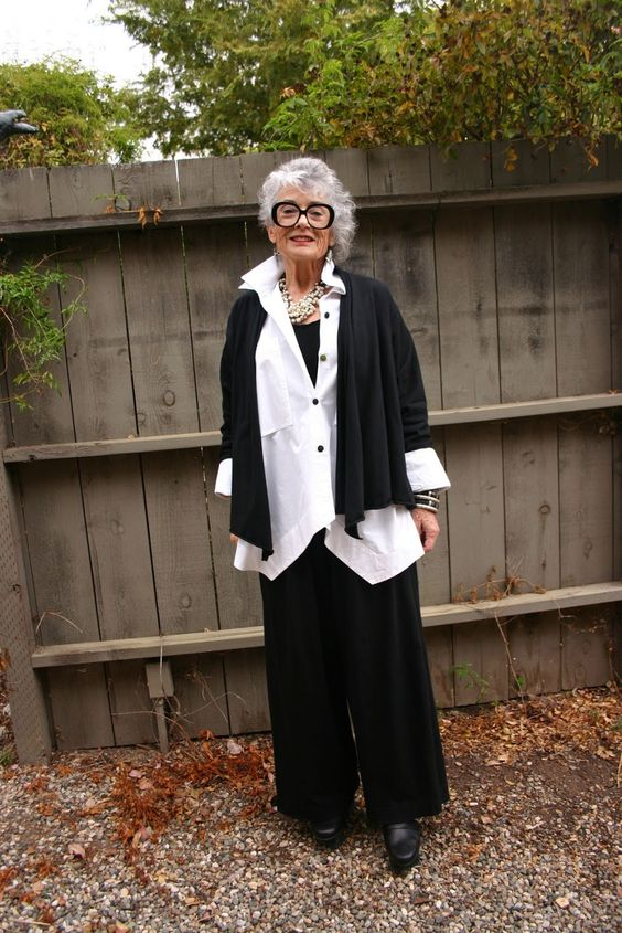 old lady wearing lagenlook outfit