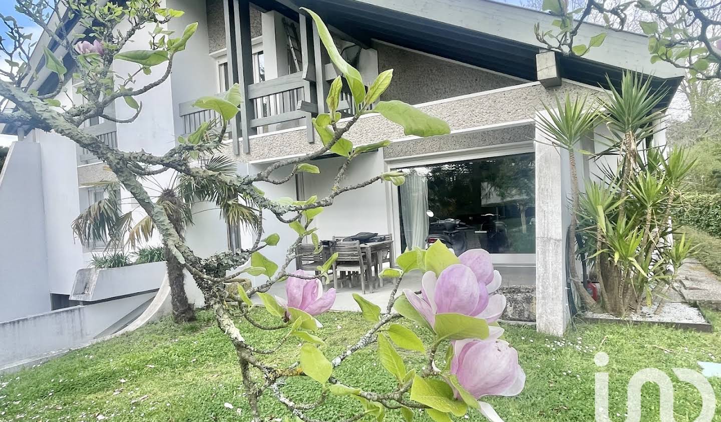 House with pool and terrace Merignac