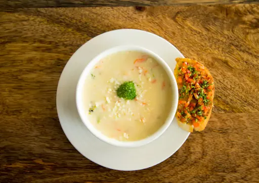 Broccoli Cheddar Soup With Garlic Bread