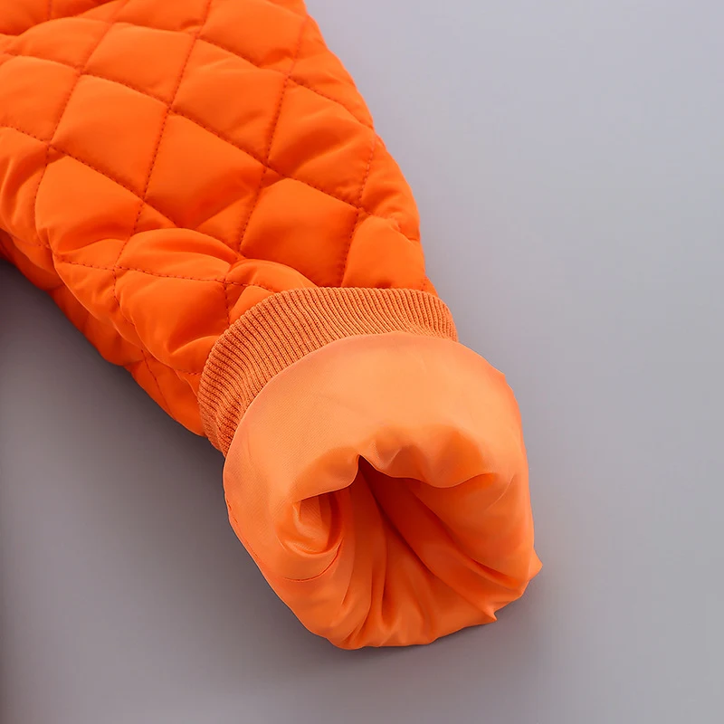 Calças com babador de algodão xadrez diamante, macias e respiráveis, ideais para bebês e crianças pequenas, oferecendo conforto e estilo.