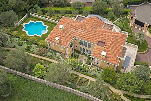 Villa with pool and garden 4