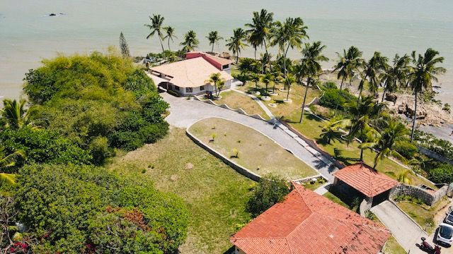 Raridade! casa 4 suítes com área de 4.000m² + área de marinha. Beira mar!