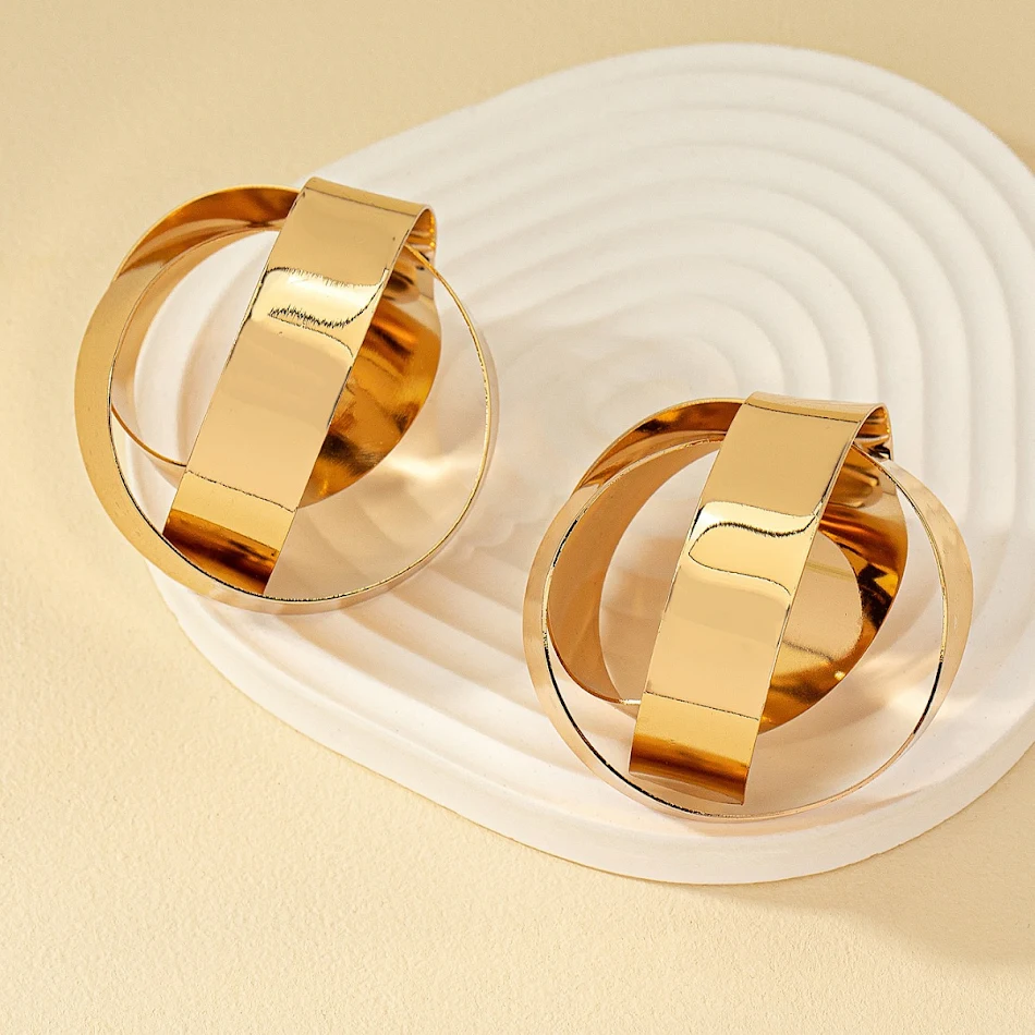 Boucles d'oreilles enroulées géométriques en métal, design de profil haut et généreux, pour un style élégant et audacieux.