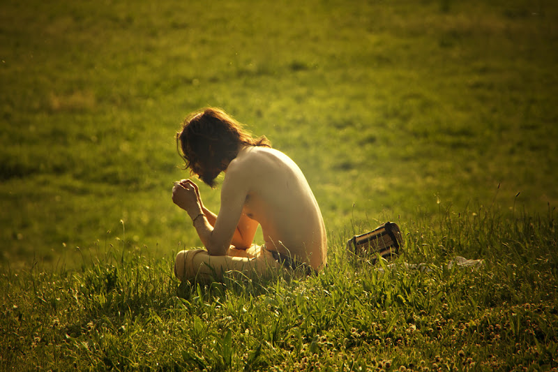 L'ESSENZA DELL'ASSENZA...Lontano dal frastuono, dalle voci, da un telefono che squilla, dalla vita frenetica che ci divora, ancora e ancora... E allora cerco l'essenza dell'assenza... Per far pace con il mondo intero e ritrovar me stesso... di utente cancellato